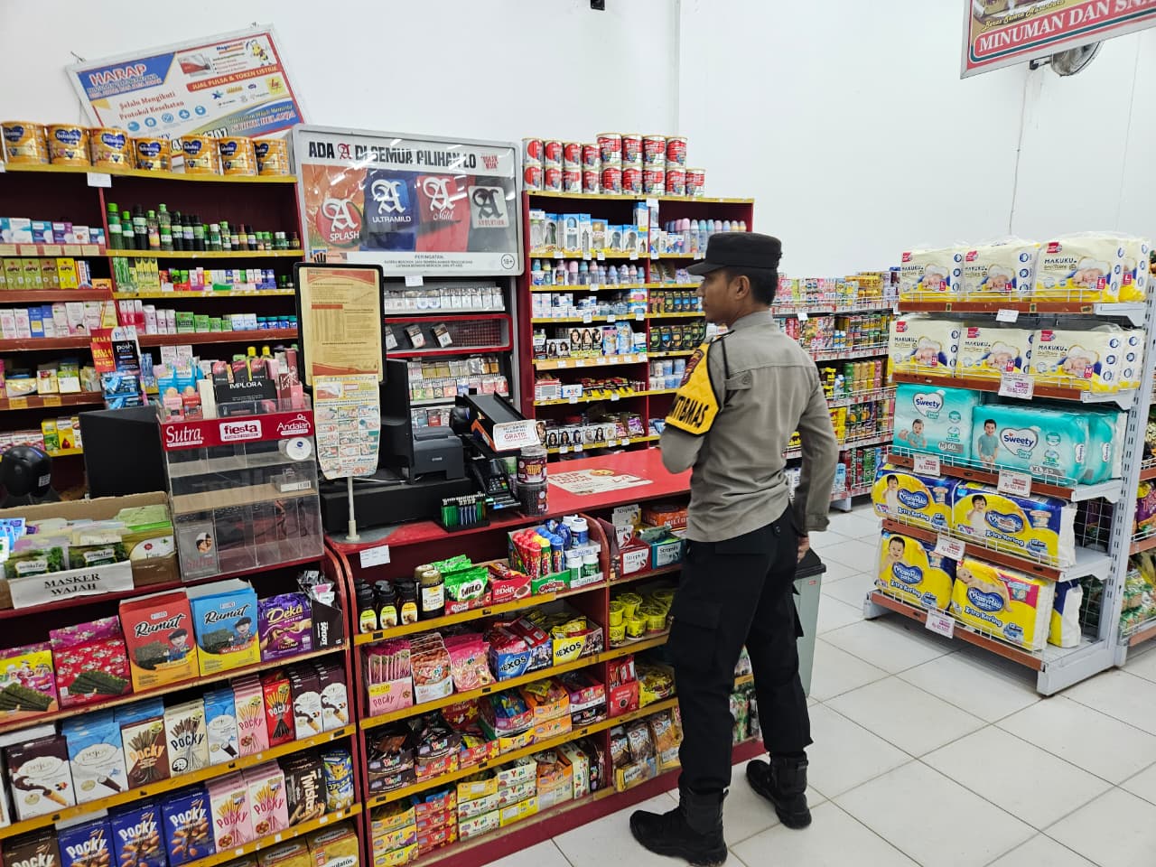 Piket Polsek Sambangi dan Silaturahmi Ke Pedagang