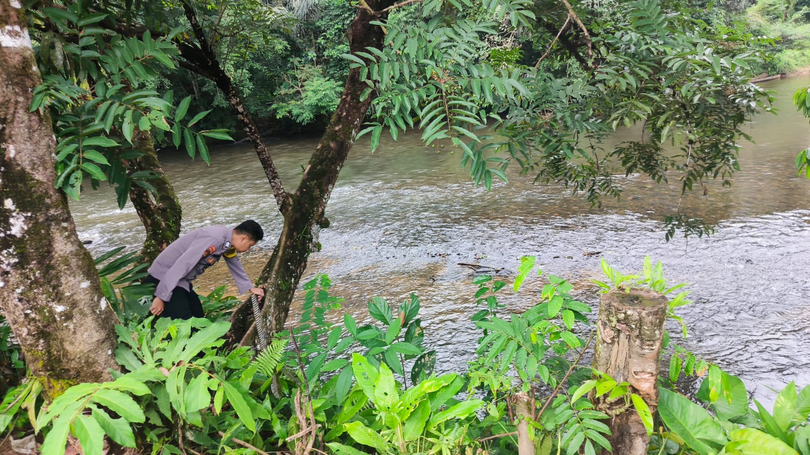 Piket Polsek Delang cek debit air DAS Delang