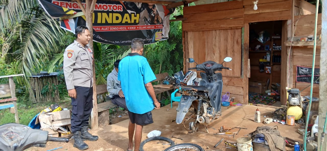 Piket Polsek Silaturahmi kepada Masyarakat yang sedang bekerja