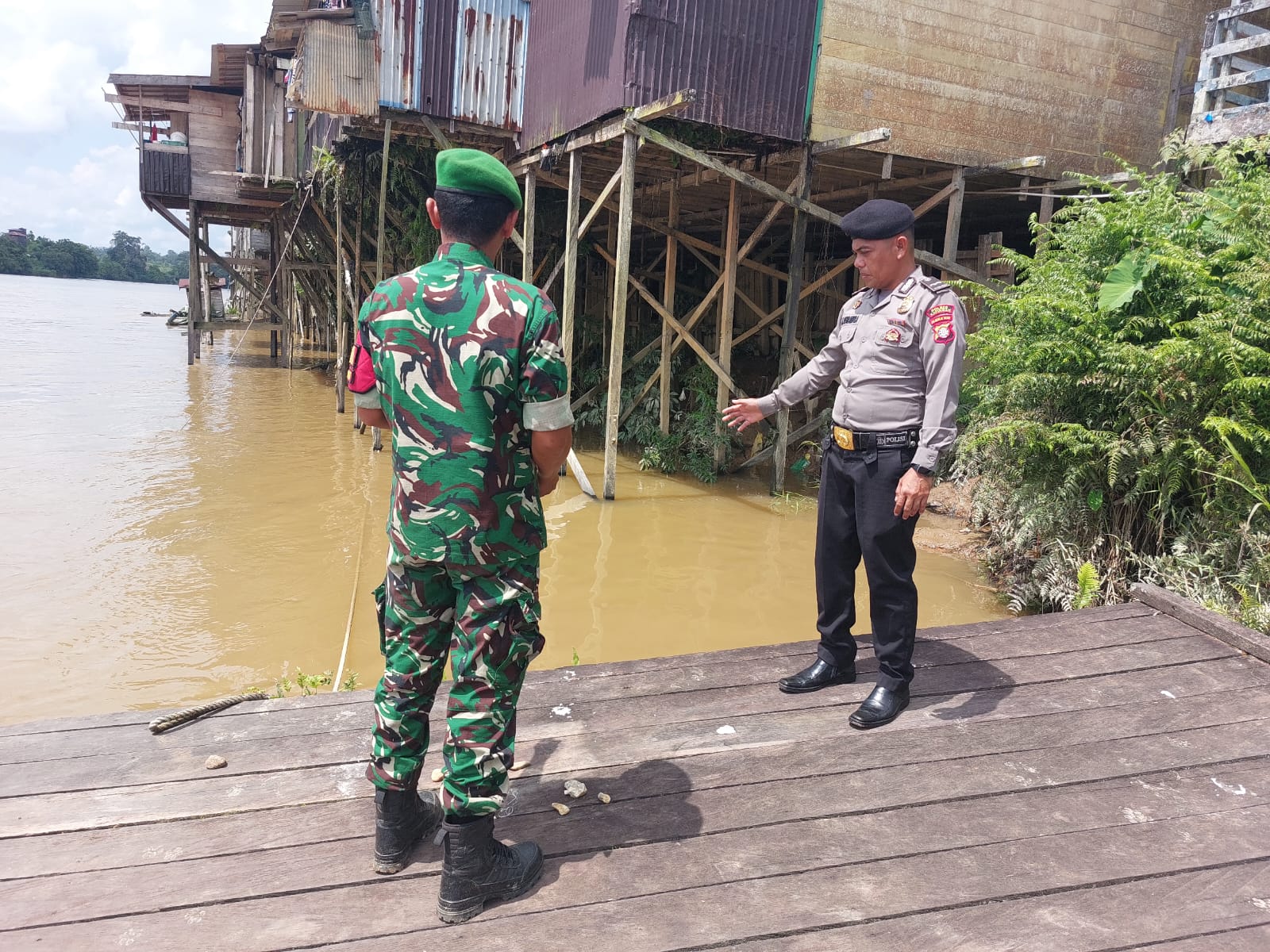 Antisipasi Bencana Banjir, Piket Polsek Marikit Pantau Situasi Debit air Das Katingan.