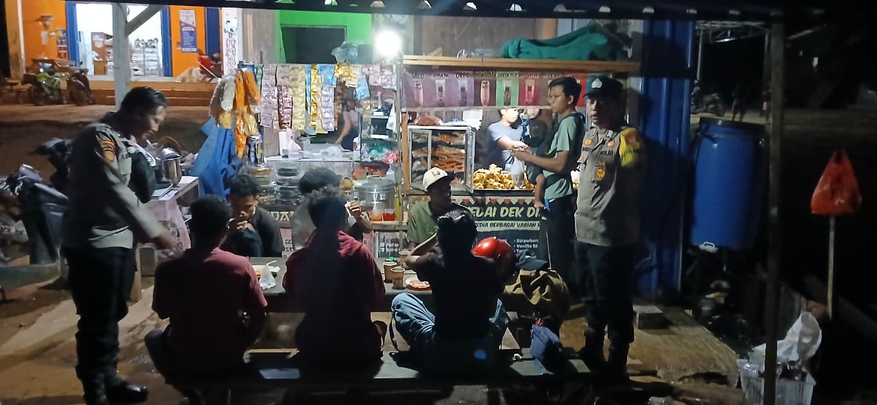 Personel Polsek Lamandau Sambangi Remaja yang Nongkrong, Berikan Sosialisasi Tentang Kenakalan Remaja