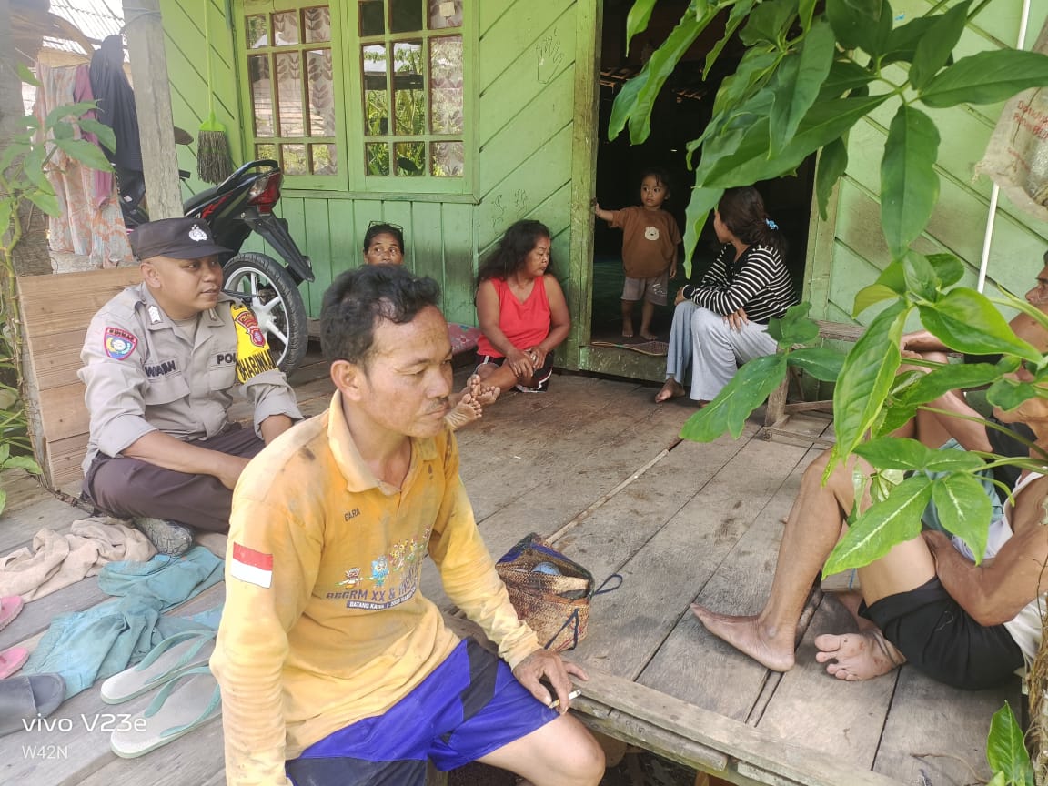 Bhabinkamtibmas Polsek Delang melaksanakan Silaturahmi ke warga masyarakat