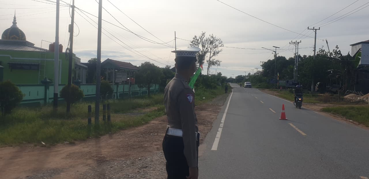 Satuan Lantas Polres lamandau Laksanakan Pengaturan Lalin Pada Pagi hari
