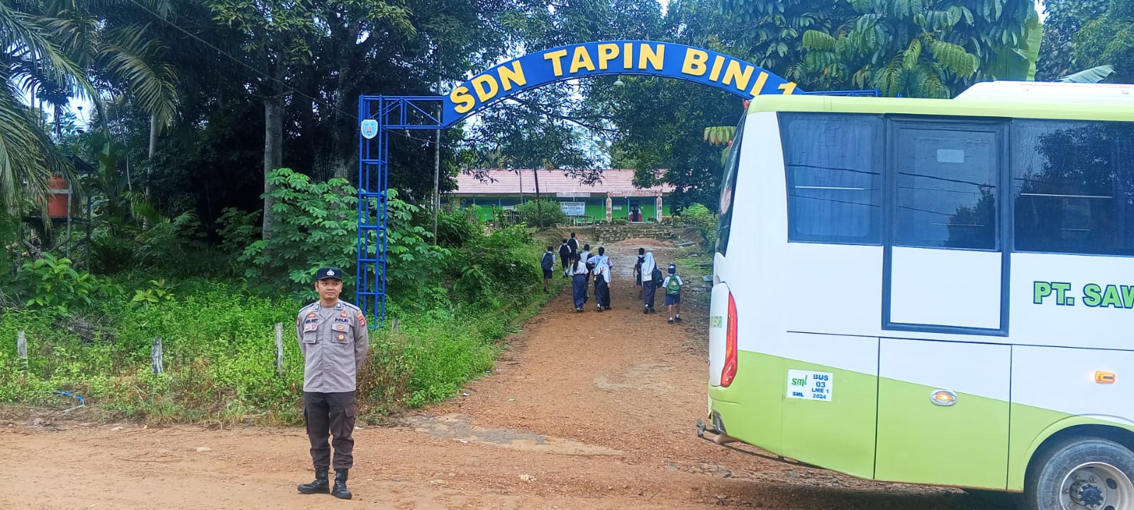 Anggota Polsek lamandau Pengaturan lalu lintas Jalan di Pagi hari