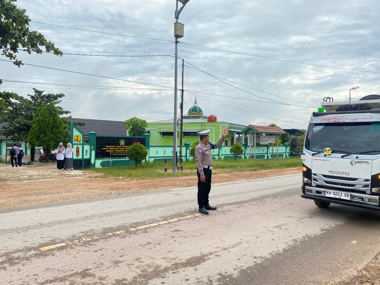 Sat Lantas Polres Lamandau Laksanakan Pengaturan Lalu Lintas di Depan MTs Negeri Bulik