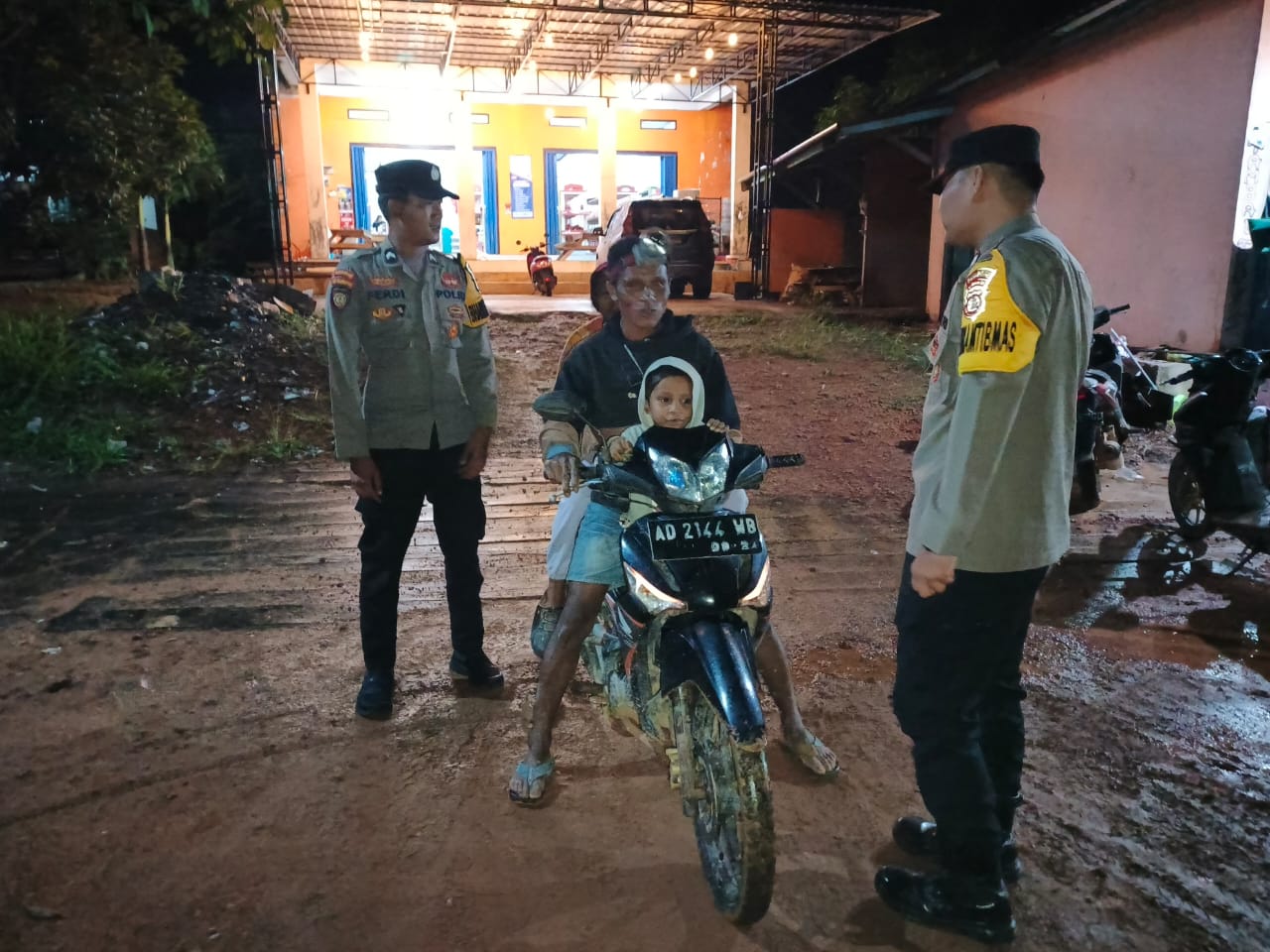 Piket Polsek Lamandau Sambangi Warga, Imbau Pengendara Lebih Berhati-hati di Jalan