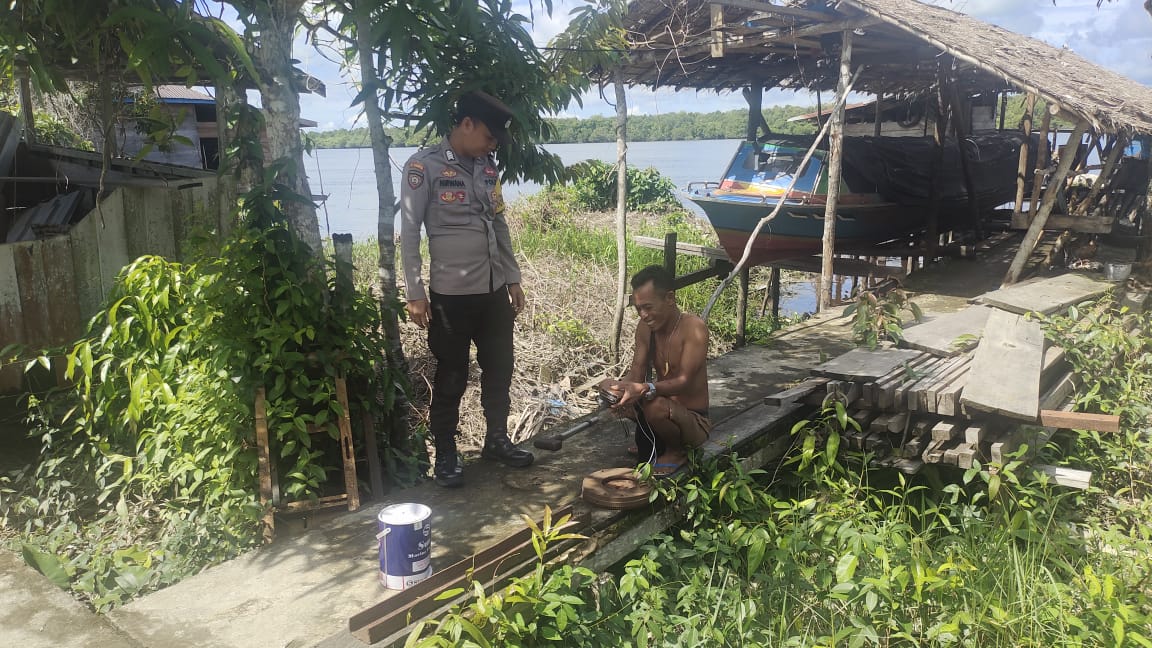 Bhabinkamtibmas Polsek Mendawai Melaksanakan Sambang Kamtibmas ke Rumah Warga Desa Tumbang Bulan.
