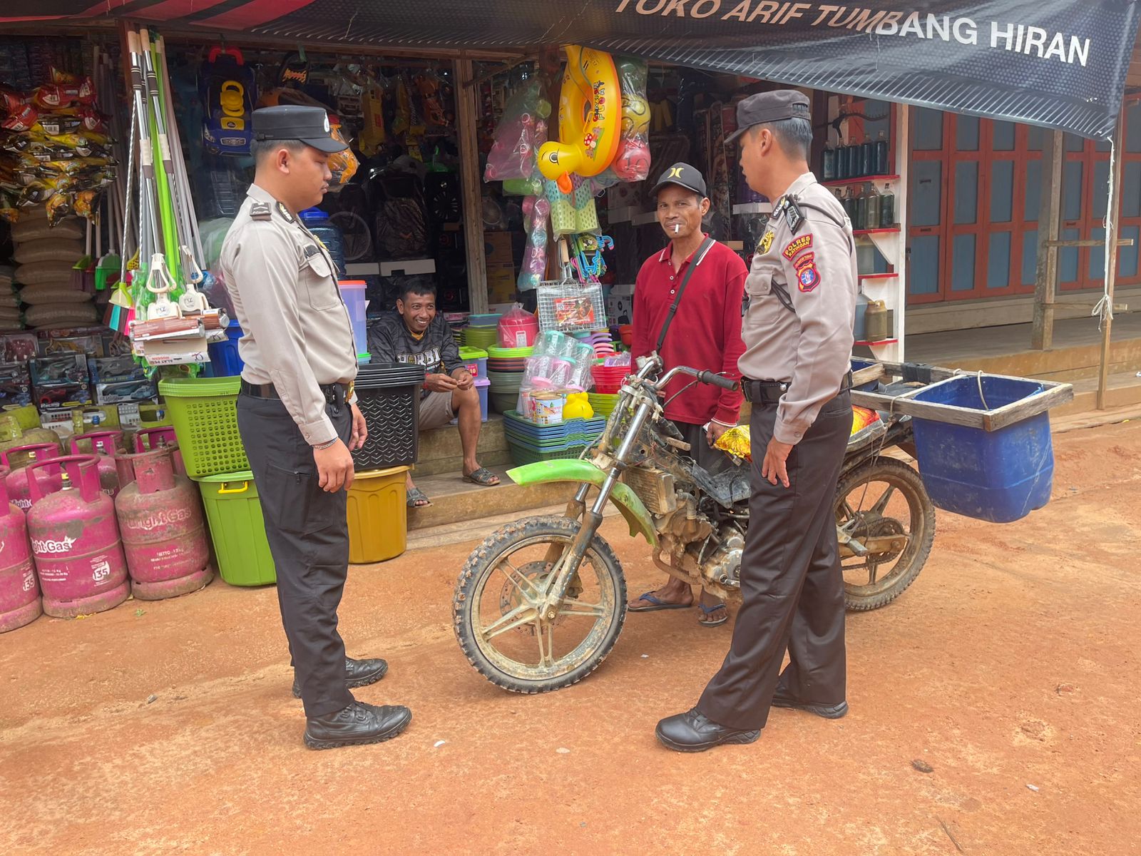 Tingkatkan Sitkamtibmas yang Kondusif ,Polsek Marikit laksanakan Patroli ke Obvit dan pemukiman warga.
