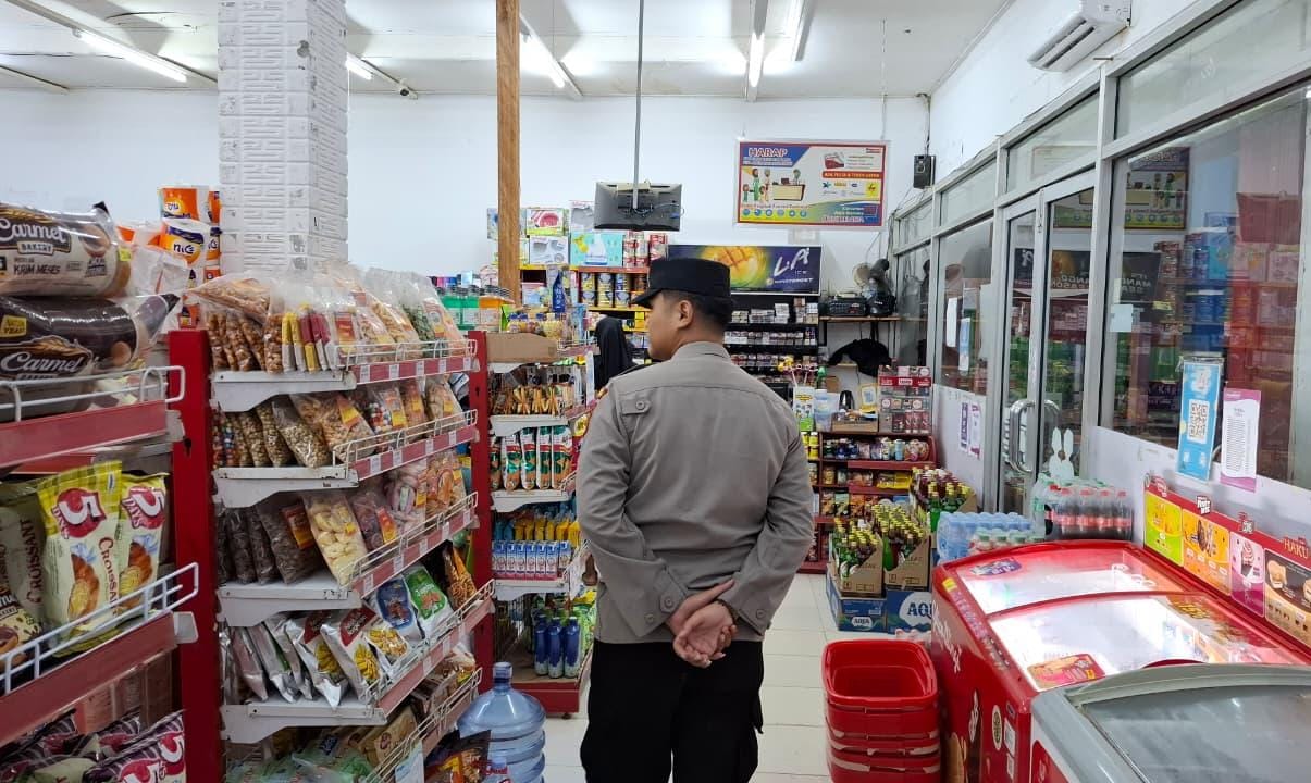 Piket Polsek Patroli kepertokoan diwilkum Polsek Sematu Jaya