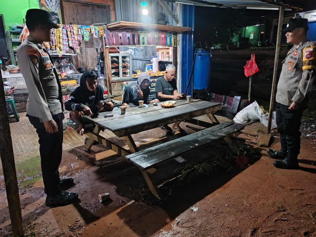 Piket Polsek Lamandau Silaturahmi Ke Pedagang