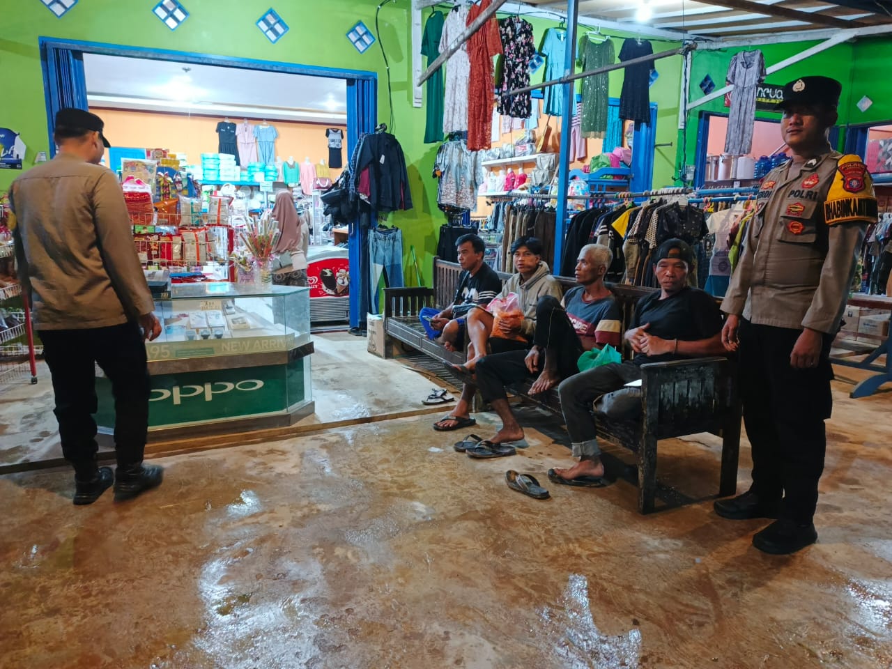 Personel Piket Polsek Lamandau Sambangi Masyarakat, Pererat Silaturahmi dan Sampaikan Pesan Kamtibmas