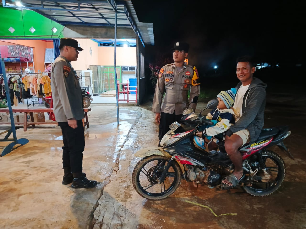 Piket Polsek Lamandau Sambangi Warga, Imbau Pengendara Lebih Berhati-hati di Jalan