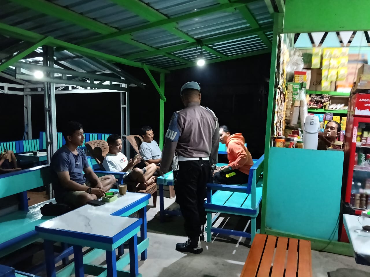 Piket Polsek Bulik Sosialisasikan Tentang Layanan Hotline 110 kepada Masyarakat