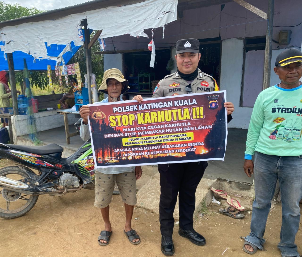 Bhabinkamtibmas Desa Jaya Makmur Sampaikan Himbauan tentang Karhutla Kepada petani