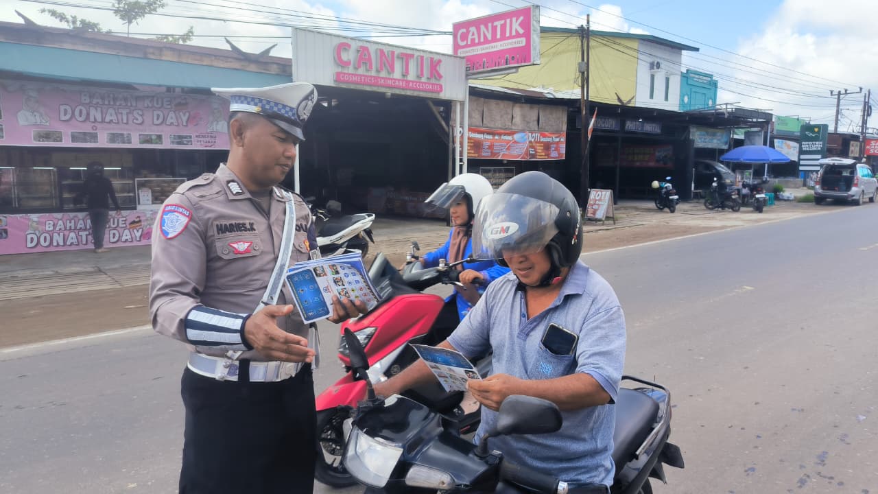 Pembagian Brosur Keselamatan Berlalu Lintas Kepada masyarakat.