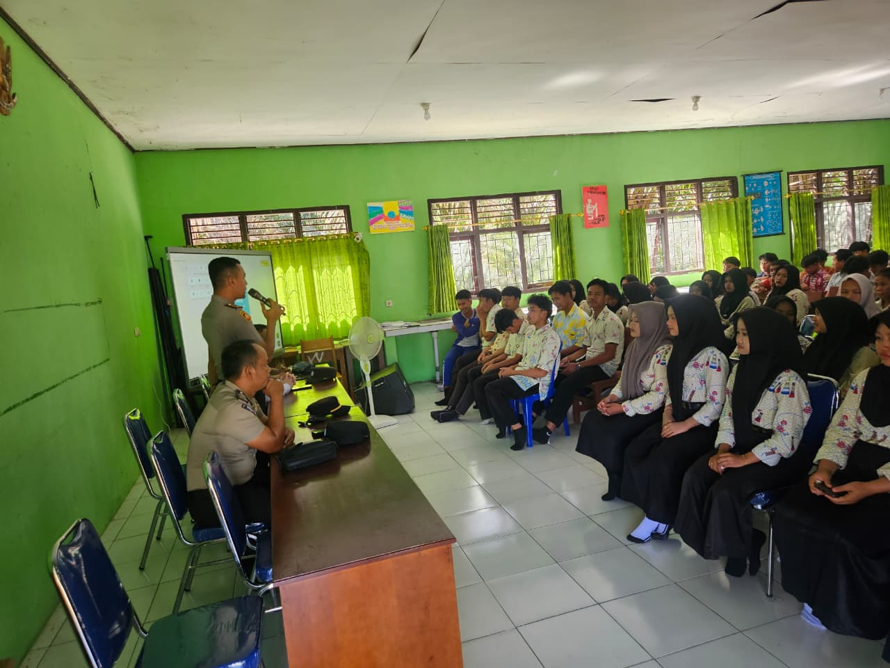 Polsek Sematu Jaya Beri Sosialisasi Cegah Kenakalan Remaja di SMAN 1 Sematu Jaya
