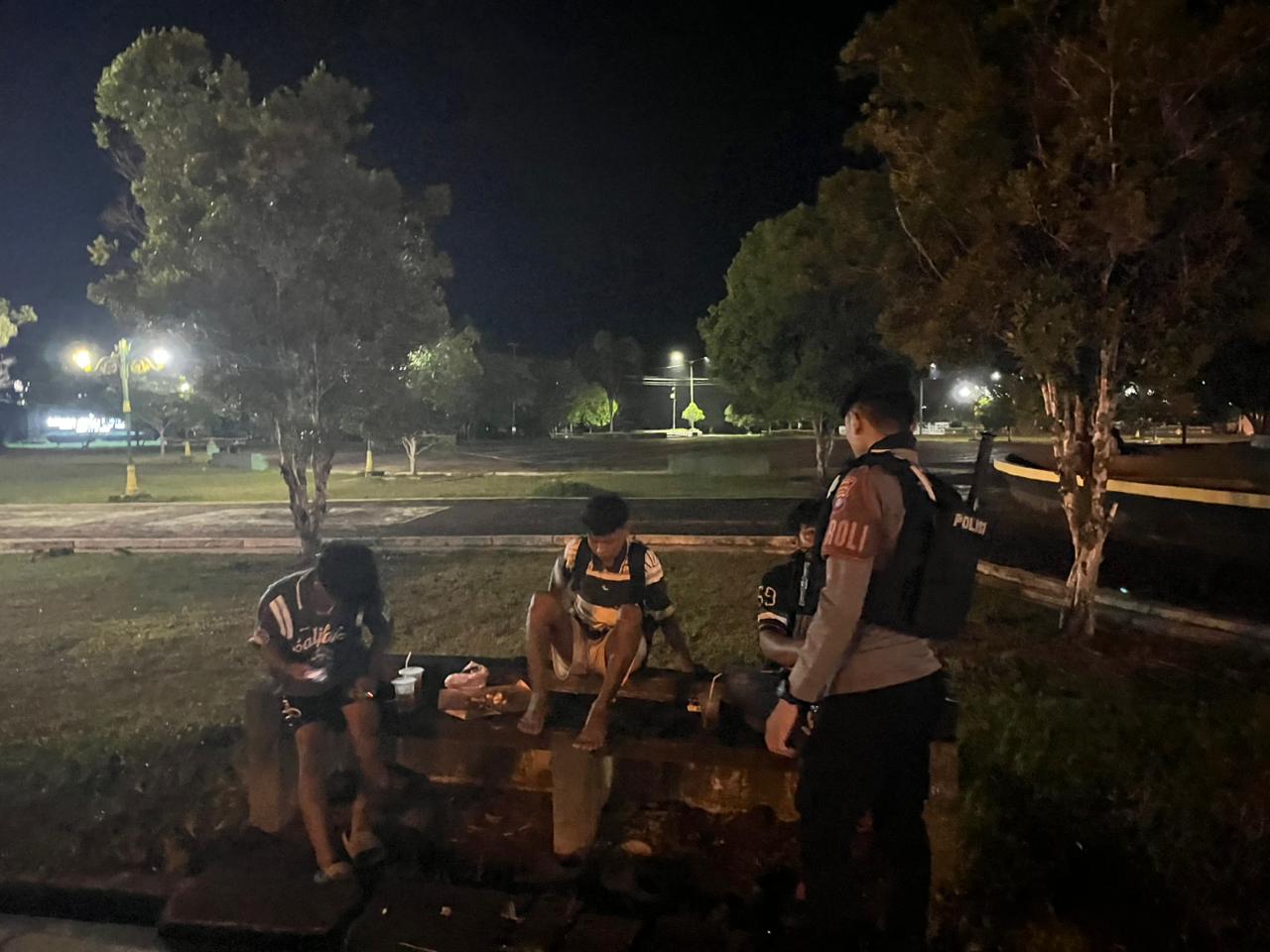Piket Sat Samapta Polres Lamandau Patroli Malam dan Sambangi Remaja yang Nongkrong untuk Cegah Gangguan Kamtibmas