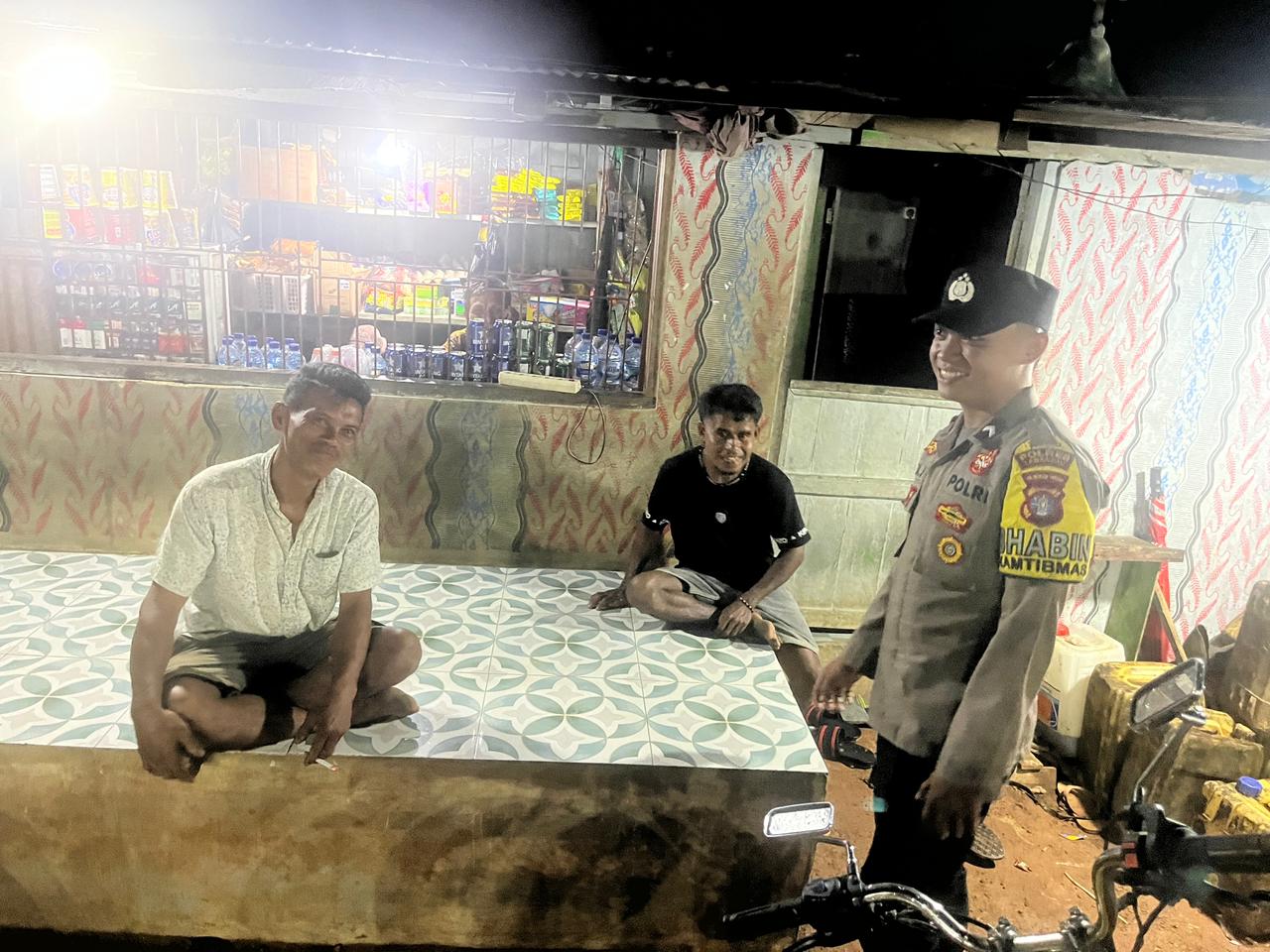 Personel Piket Polsek Lamandau Sambangi Masyarakat, Pererat Silaturahmi dan Sampaikan Pesan Kamtibmas