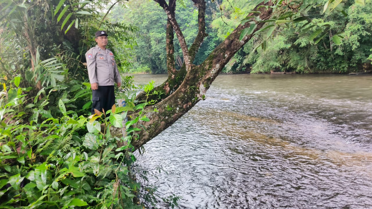 Piket Polsek Delang cek debit air DAS Delang
