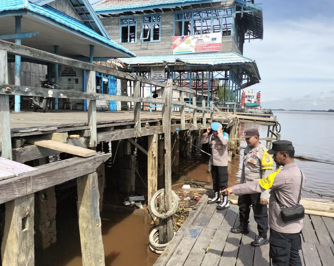 Polsek Katingan Kuala Rutin Melakukan Pengecekan Debit Air untuk Antisipasi Pasang Laut