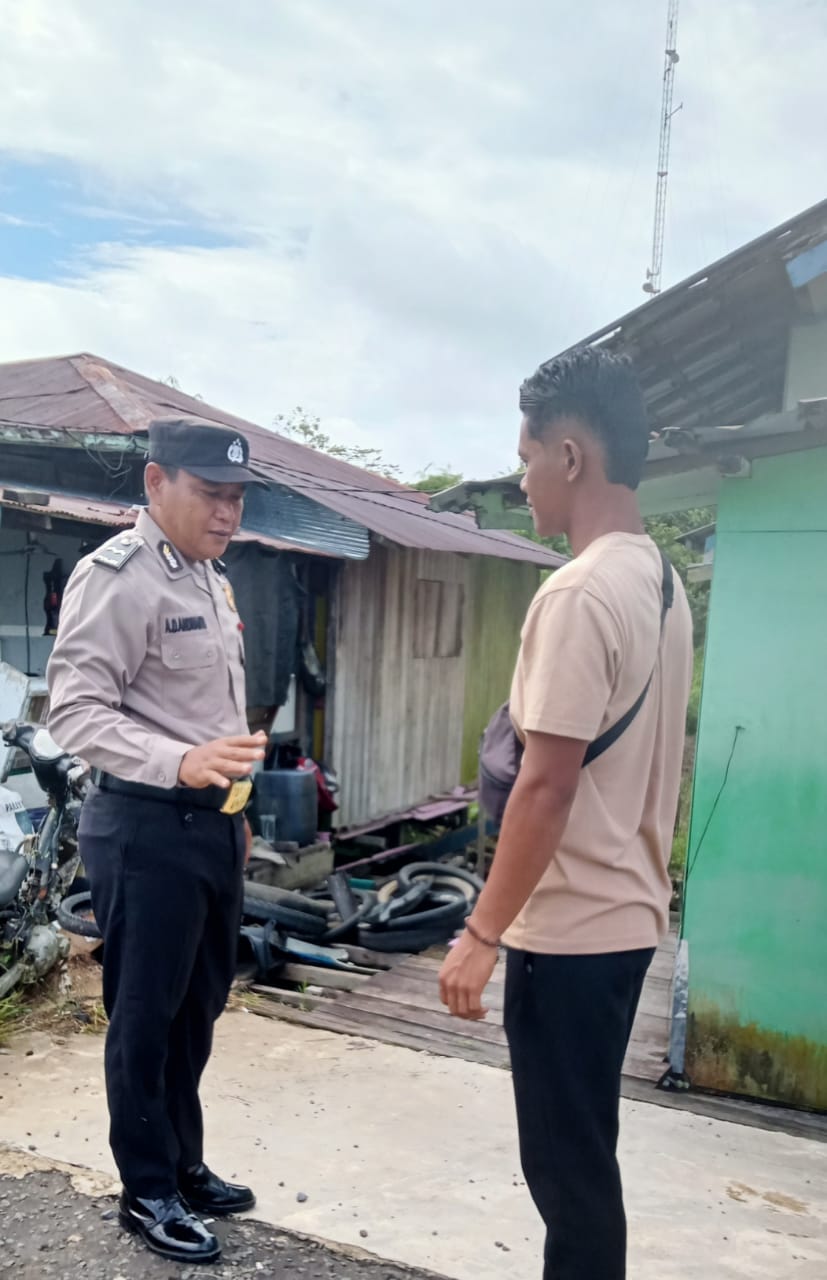 Bhabinkamtibmas Polsek Mendawai Melaksanakan Sambang Kamtibmas ke Rumah Warga Desa Kampung melayu.