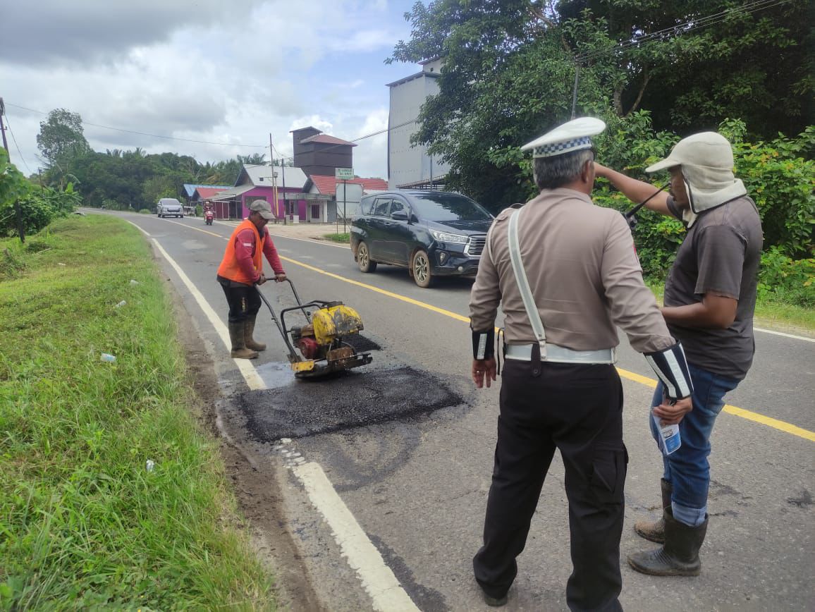 Satlantas Polres Katingan Lakukan Penimbunan Jalan Rusak Jelang Natal dan Tahun Baru