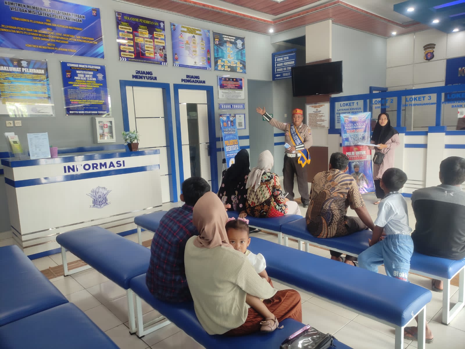 Personel Satpas Polres Katingan Beri Edukasi Pemohon