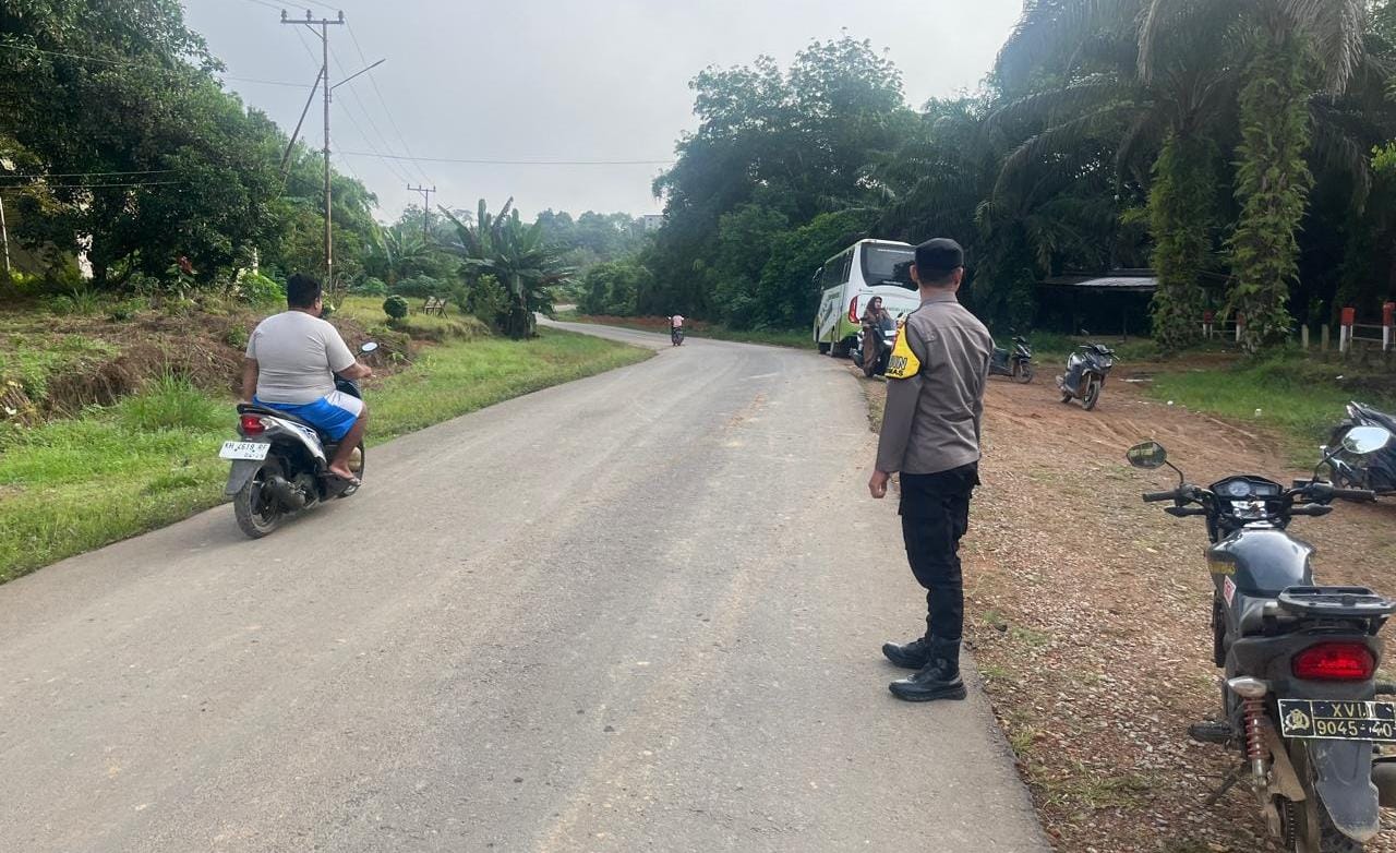 Anggota Polsek lamandau Pengaturan lalu lintas Jalan di Pagi hari