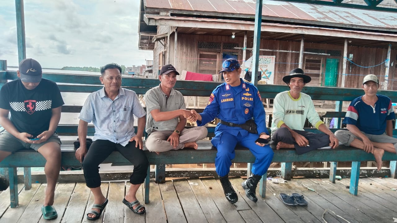 Ditpolairud Polda Kalteng Melaksanakan Patroli Dialogis Kepada Masyarakat Pesisir