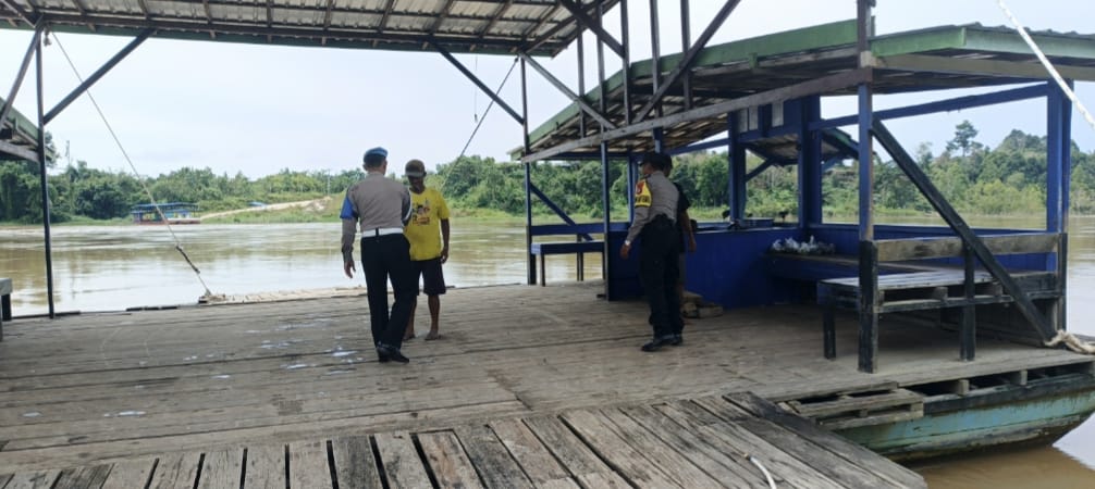 Sampaikan pesan Kamtibmas, Bhabinkamtibmas Polsek Katingan Kuala sambangi Warga.
