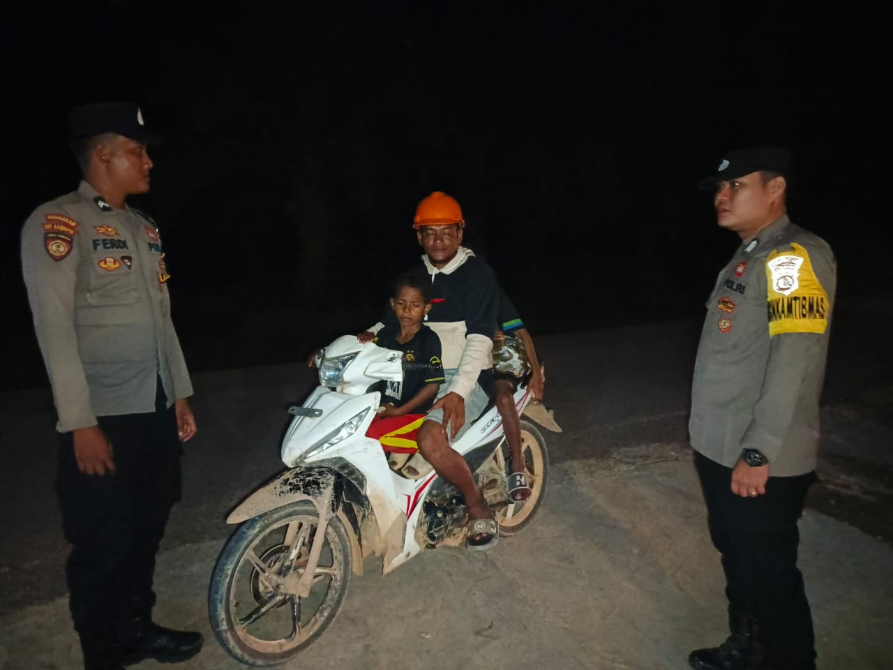 Piket Polsek Lamandau Sambangi Warga, Imbau Pengendara Lebih Berhati-hati di Jalan