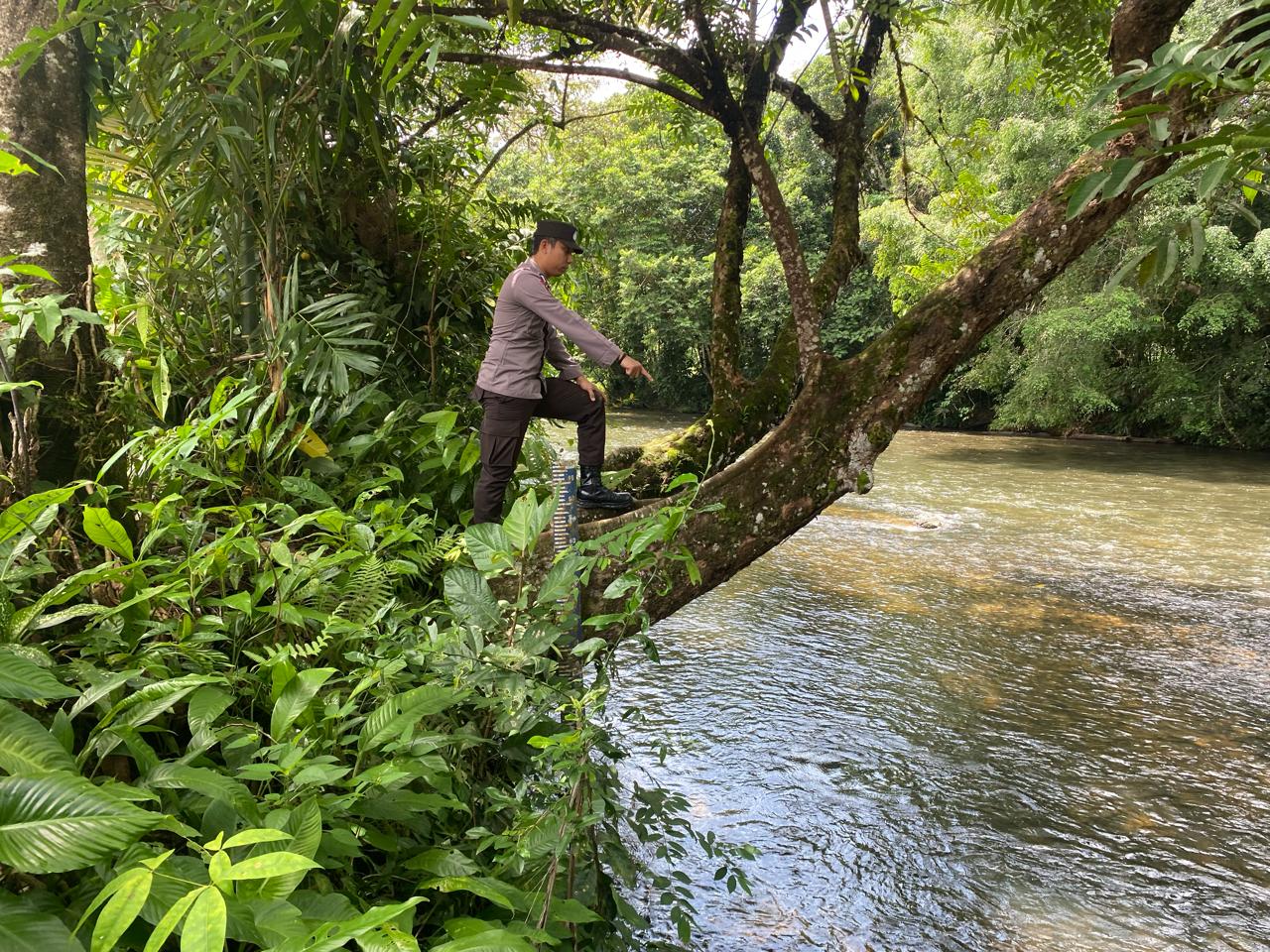 Piket Polsek Delang cek debit air DAS Delang
