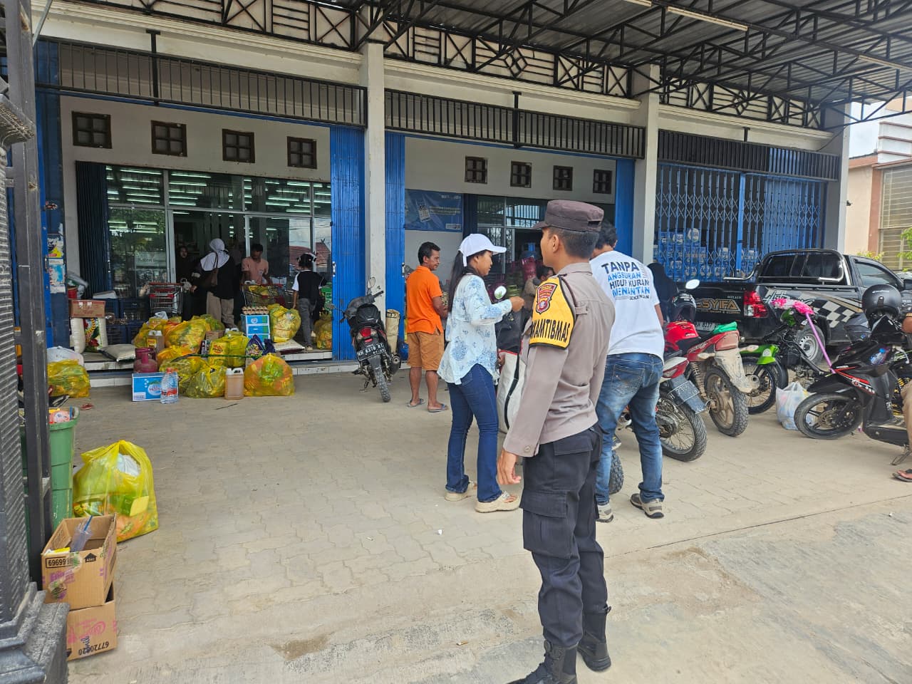 Piket Polsek Patroli kepertokoan diwilkum Polsek Sematu Jaya