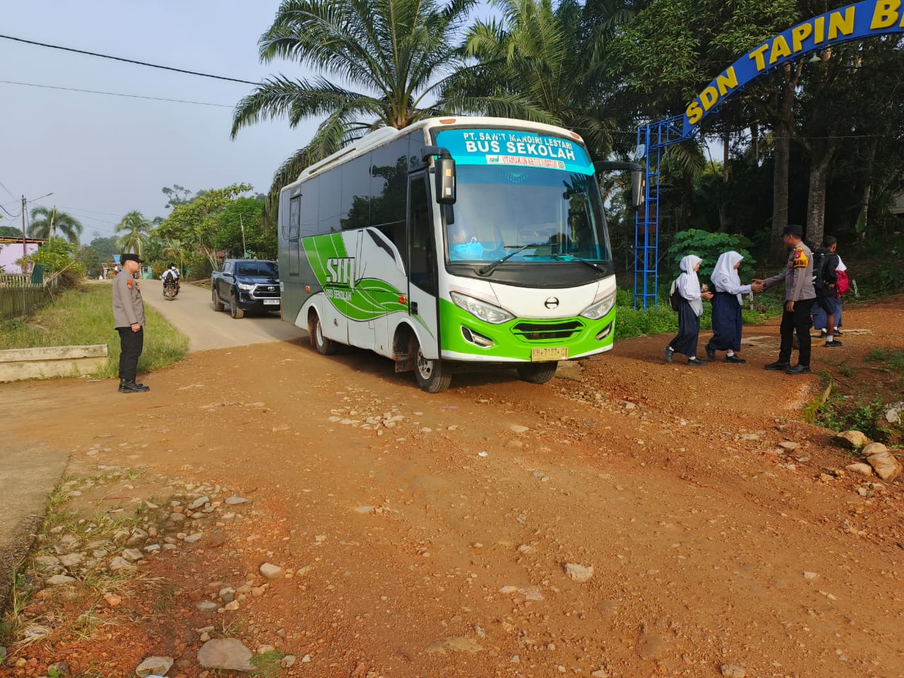Anggota Polsek lamandau Pengaturan lalu lintas Jalan di Pagi hari