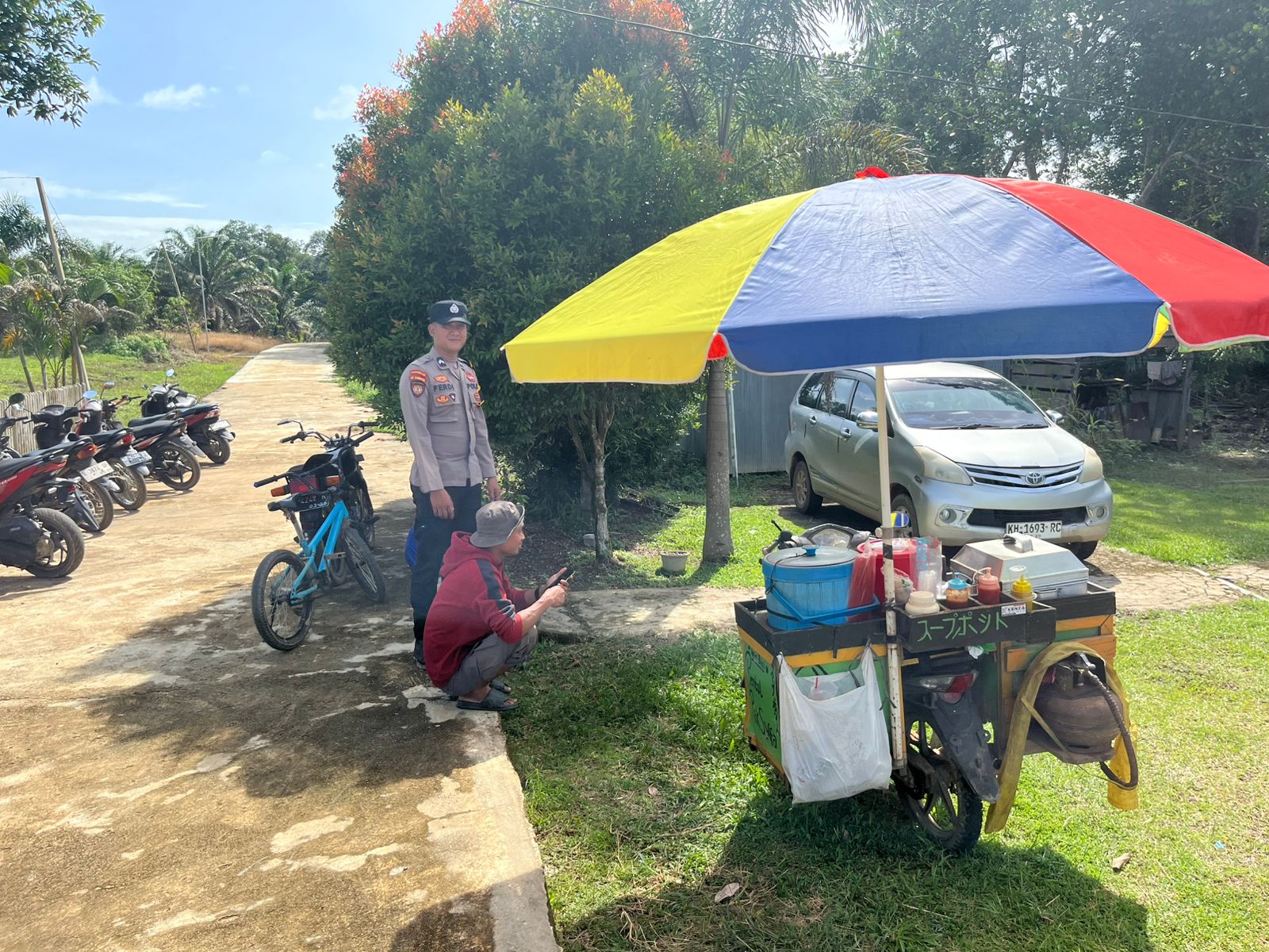 Bhabinkamtibmas Sambangi Pedagang Kaki Lima Berikan Pesan Kamtibmas