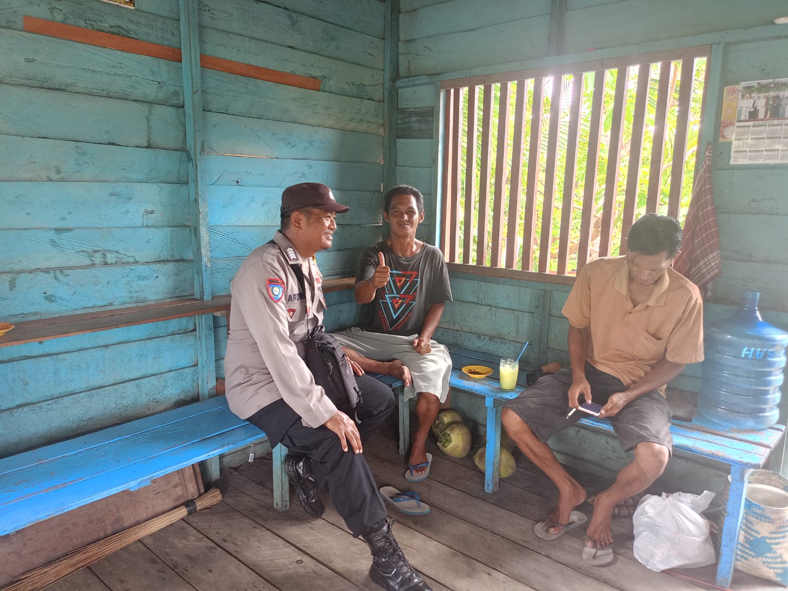 Sampaikan pesan Kamtibmas, Bhabinkamtibmas Polsek Katingan Kuala sambangi Warga.