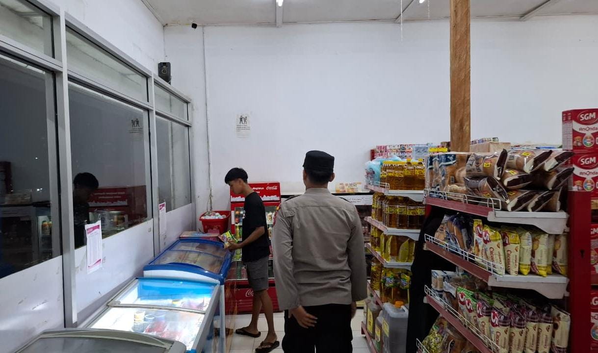 Piket Polsek Sambangi dan Silaturahmi Ke Pedagang