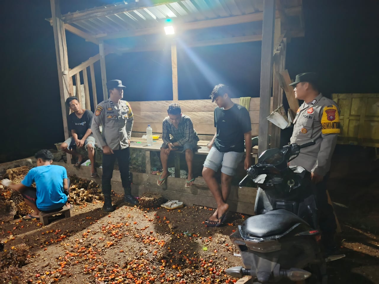 Piket Polsek Silaturahmi kepada Masyarakat yang sedang bekerja