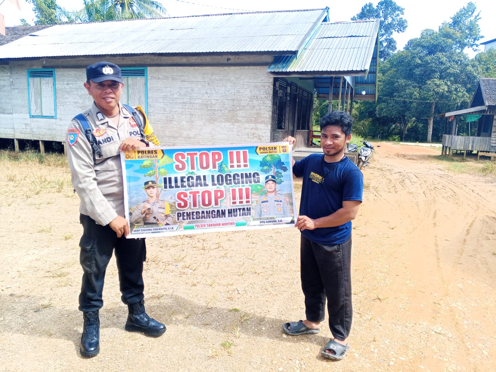 Bhabinkamtibmas laksanakan Sosialisasikan tentang larangan dan sangsi Pidana bagi pelaku Ileggal Logging kepada masyarakat di Desa Binaan.