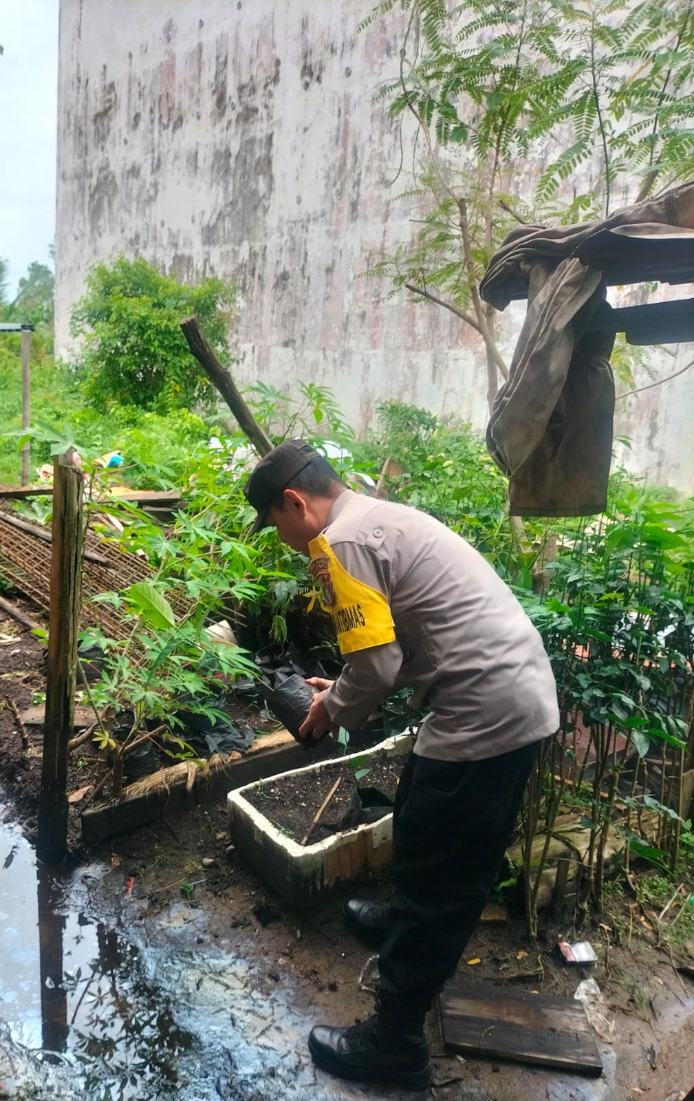 Bhabinkamtibmas Desa Kampung Tengah Cek Lokasi Pemanfaatan Lahan Pekarangan Warga