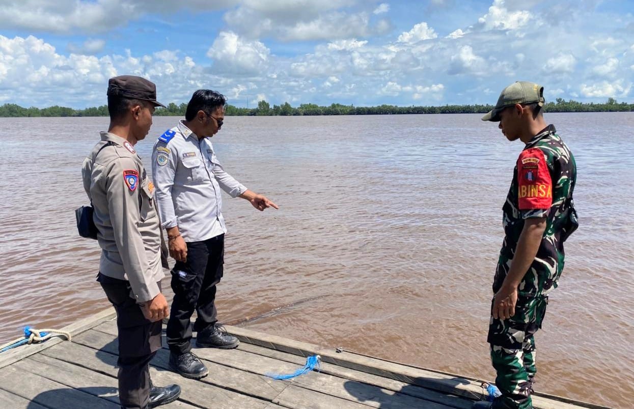 Antisipasi Bencana Banjir, Personil Polsek Katingan Kuala Rutin Melakukan Pengecekan Debit Air Di Wilayahnya