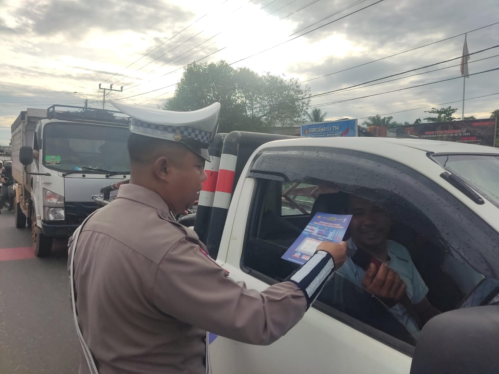 Pembagian Brosur Keselamatan Berlalu Lintas Kepada masyarakat.