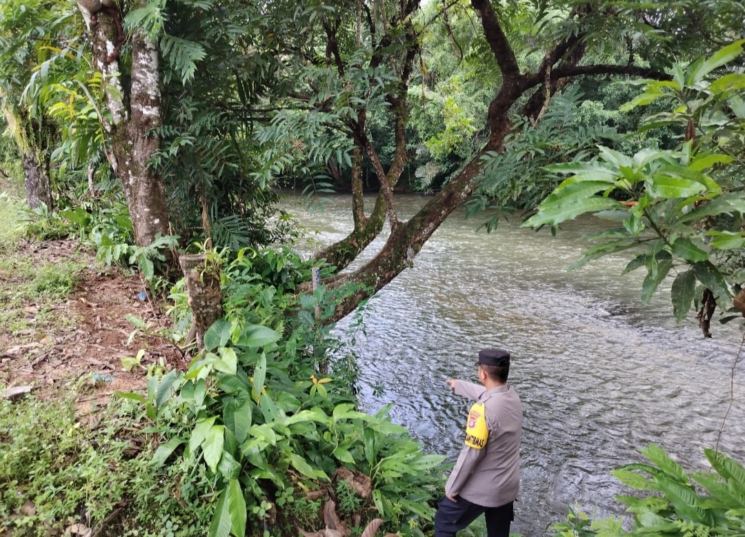 Piket Polsek Delang cek debit air DAS Delang