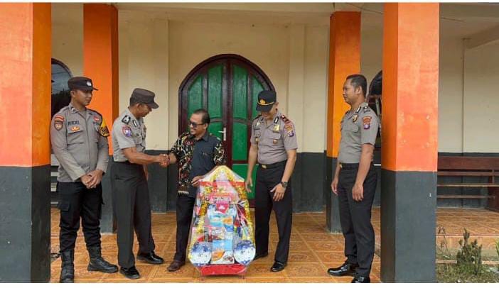 Polsek Teweh Timur Pasang Spanduk dan Berikan Bingkisan Natal di Gereja Anugerah Benangin