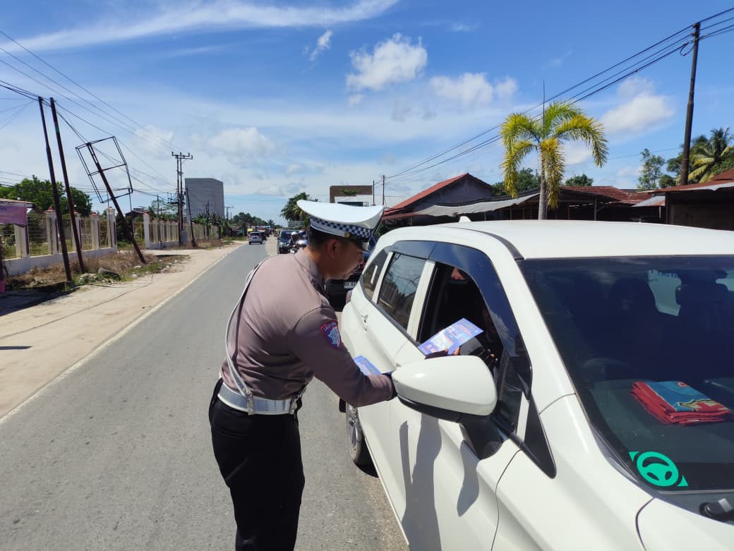 Pembagian Brosur Keselamatan Berlalu Lintas Kepada masyarakat.
