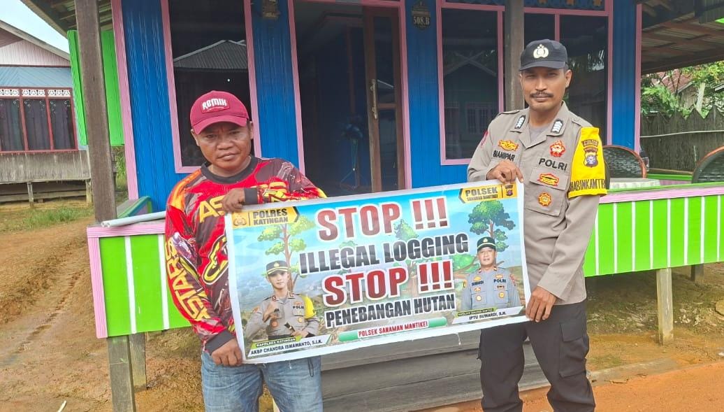 Bhabinkamtibmas laksanakan Sosialisasikan tentang larangan dan sangsi Pidana bagi pelaku Ilegal Logging kepada masyarakat di Desa Binaan.