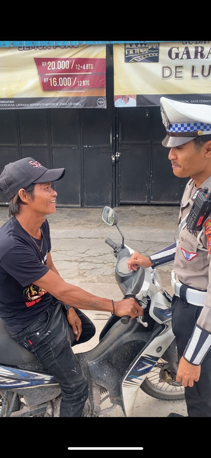 Tidak Menggunakan Helm Saat Berkendara Personel Satlantas Berikan Teguran Humanis.