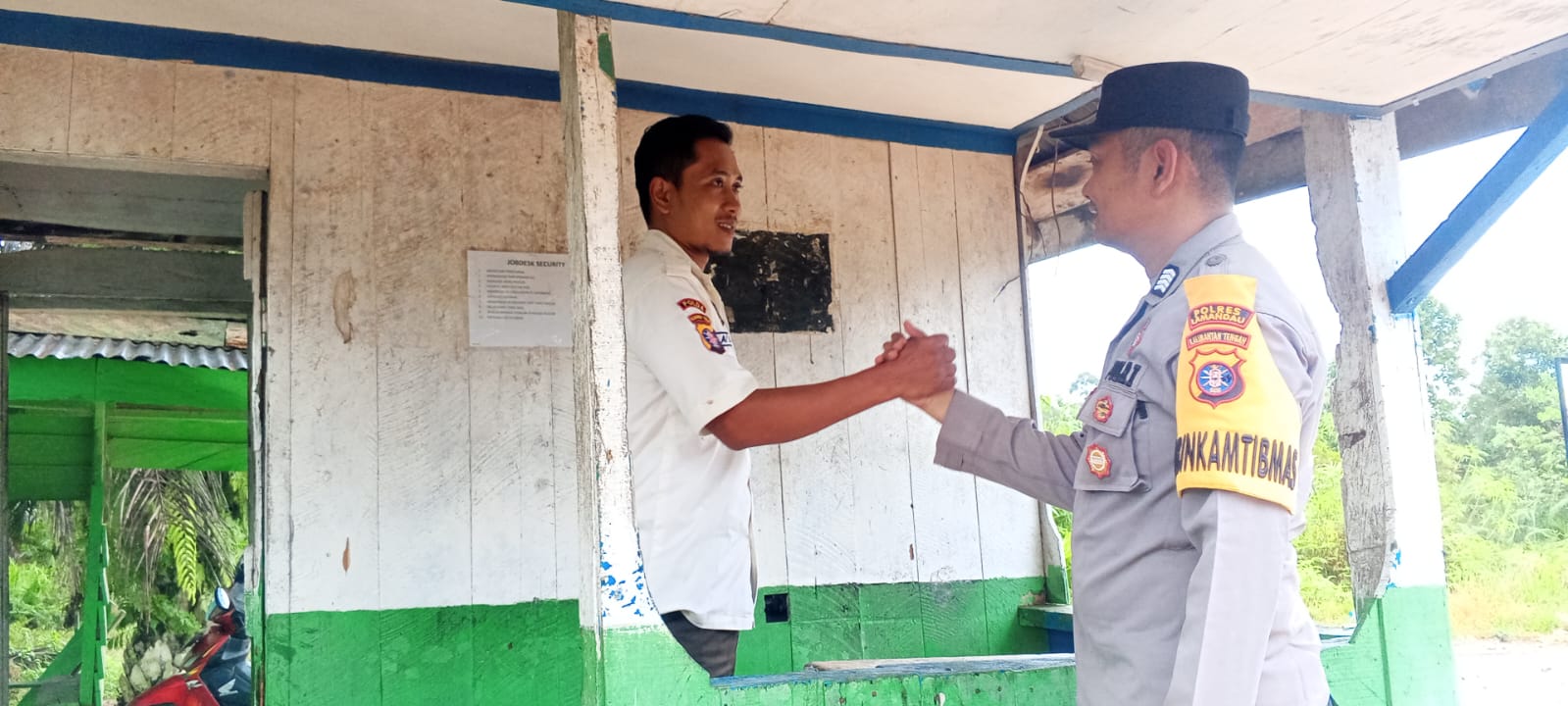 Personil Polsek Lamandau Patroli dan Sambang Pos Satpam Perusahaan