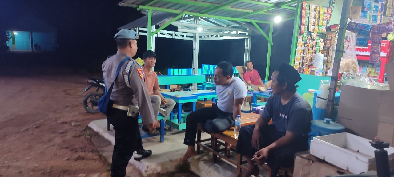 Piket Polsek Lamandau Sosialisasikan Tentang Layanan Hotline 110 kepada Masyarakat