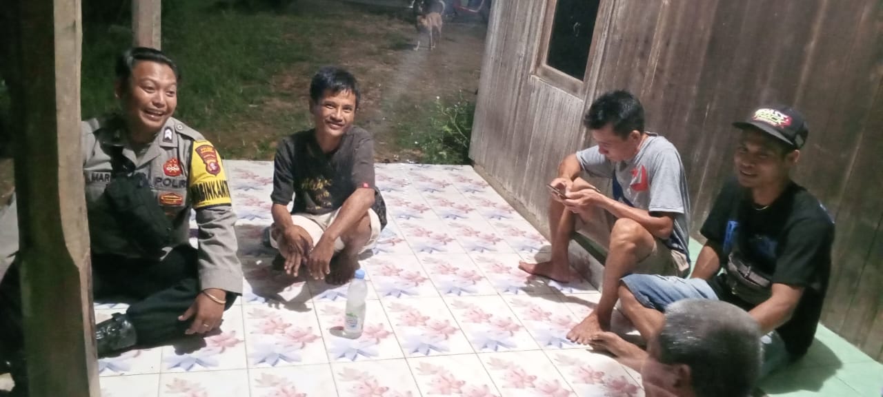 Personel Piket Polsek Lamandau Sambangi Warga, Berikan Imbauan untuk Menjauhi Judi Online